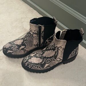 Universal Threads Target Snakeskin Ankle Boots Size 7.5